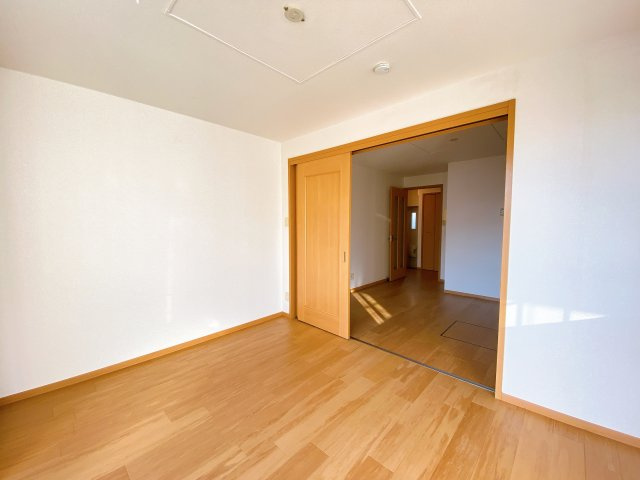 ラフィネＭの洋室|別部屋反転間取のお写真になります。参考にご覧くださいませ。