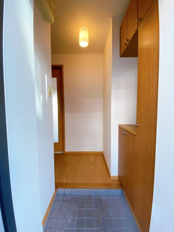 ラフィネＭの玄関|別部屋反転間取のお写真になります。参考にご覧くださいませ。