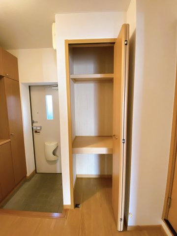ラフィネＭの収納|別部屋反転間取のお写真になります。参考にご覧くださいませ。