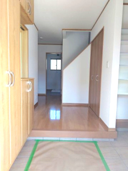 ６７４１９　岐阜市粟野東5丁目中古戸建の玄関