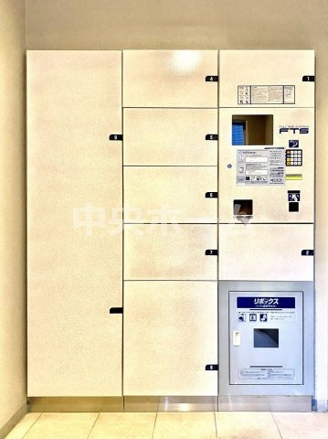 クリオ蔵前壱番館の設備|【宅配ボックス】在宅時・不在時に関わらず、居住者の代わりに非対面で宅配物を受け取ってくれる便利な設備です。わかりやすくご説明致しますので見学時にはお部屋だけではなく共用部分もぜひチェックしてください。