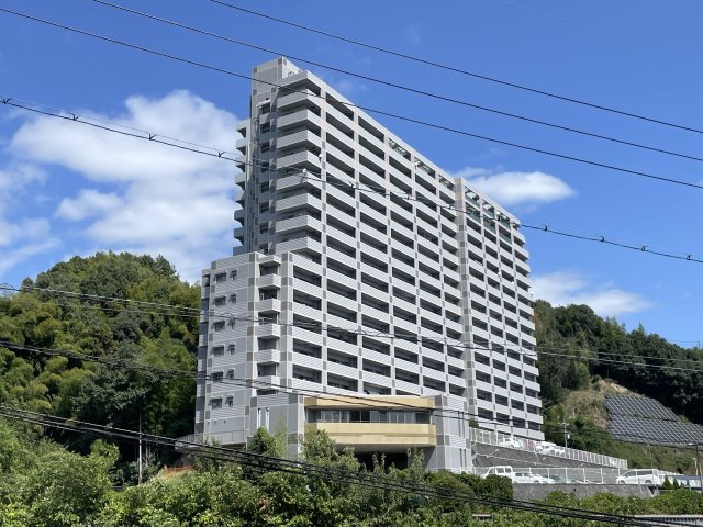 ローレルコート古江の外観|高台に位置し、緑豊かな四季折々の彩りに包まれる住環境です。