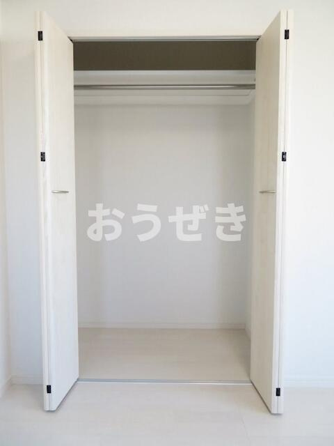ロイヤル東日暮里１の収納|大型クローゼット付きでお部屋…