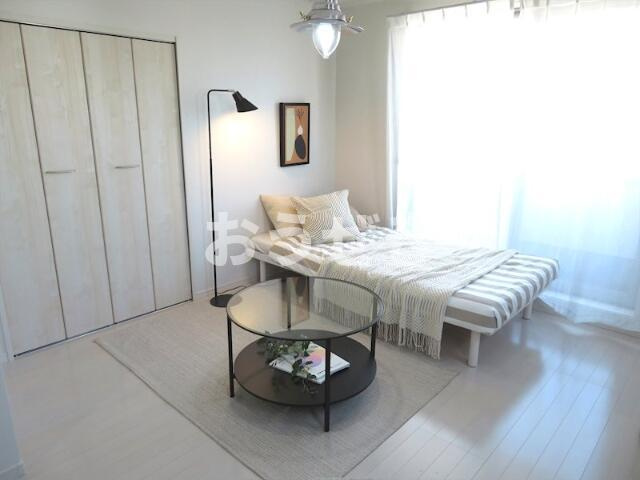 ロイヤル東日暮里１の寝室|二面採光♪（家具・雑貨はイメ…