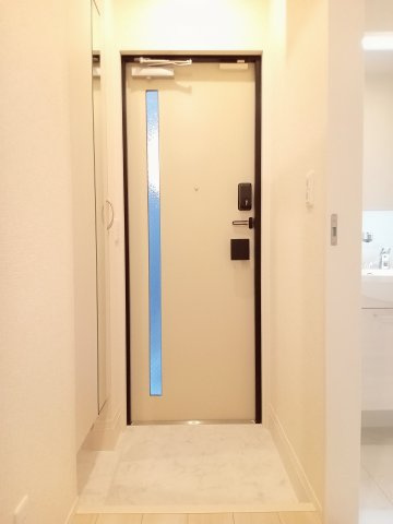 府中市西府町２丁目のアパートの玄関