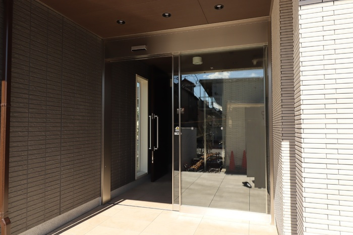 府中市西府町２丁目のアパートのエントランス