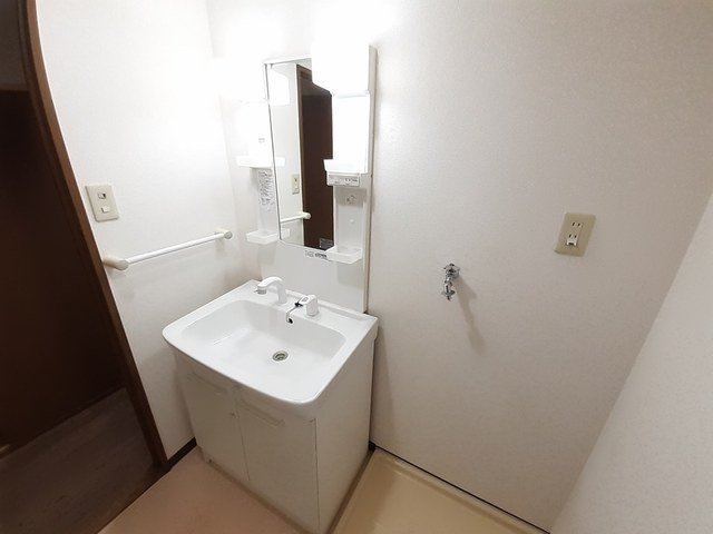 ディアコート津田の洗面所|明るい洗面所です