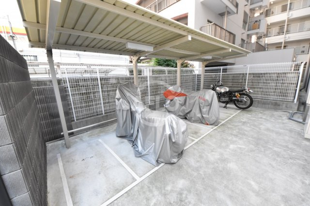 APRILE南森町の駐車場|APRILE南森町（旧名：アスール南森町）　バイク置き場
