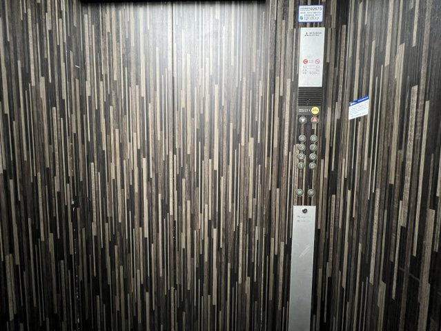 エッグビル第三江坂の駐車場