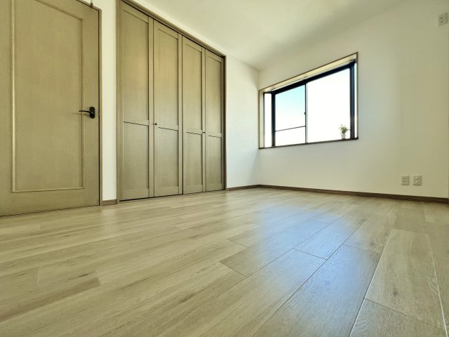 和光市下新倉4丁目の洋室|3階6.0帖洋室
プライベート空間も快適にお過ごしいただけます
陽当り良好・全室収納付きです