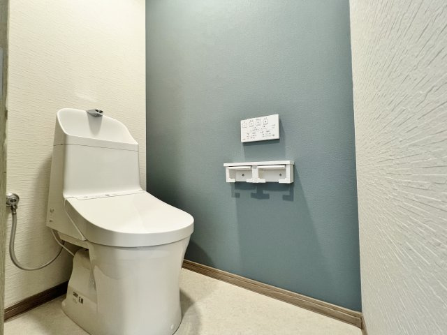 和光市下新倉4丁目のトイレ|トイレは1階・2階にございます
温水洗浄暖房便座機能付
水回りは全て新規交換済みで気持ちよくお使いいただけます