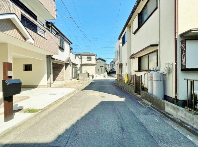 和光市下新倉4丁目の前面道路含む現地写真|南西向きの道路に面し陽当り良好
車の往来も少なく安心の立地です