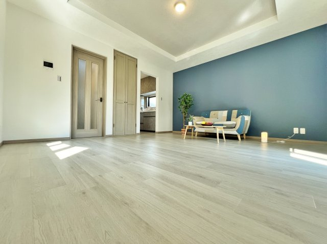 和光市下新倉4丁目の居間・リビング|天井は折上天井になっており、広々と開放的に感じられます
壁にはアクセントクロスを施しお洒落な空間を演出いたします