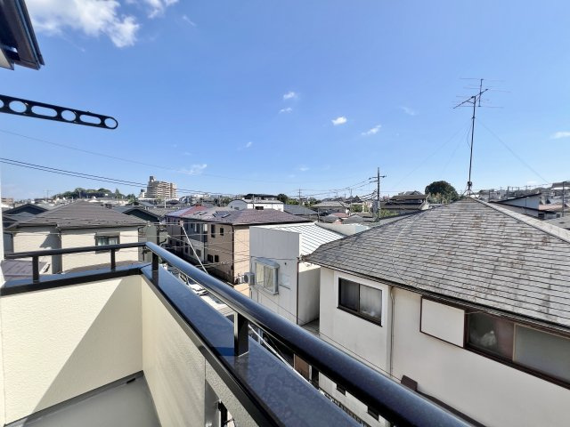和光市下新倉4丁目のバルコニー|南向きのバルコニー付
2階と3階に2面ございます♪
陽当り良好でお洗濯物もしっかりと乾きます