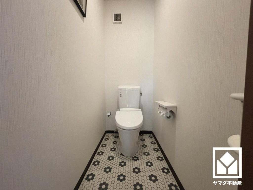 西宮市北六甲台4丁目のトイレ|トイレが1階・2階に合計3か所設置されており、朝の忙しい時間帯も混雑を避けやすい間取りです。（※本画像は空室時の写真に、家具・小物等をCG合成したイメージです。実際の仕様とは異なる場合がございます。）