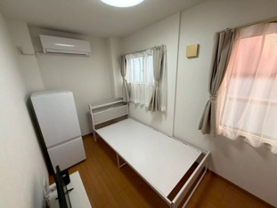 落ち着いた色調の洋室です