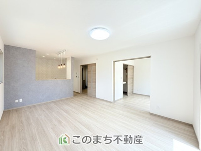 【居間・リビング】 | ワイウッドコート佐野市茂呂山町　第1期　 | 窓が多く明るいリビング☆ご家族の団らんをたくさんの日差しがが照らします☆