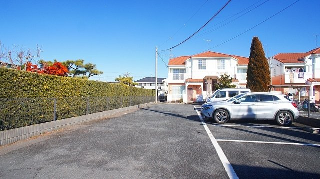 オレンジハウスの駐車場|駐車スペースもあります