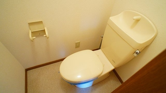 オレンジハウスのトイレ|落ち着いたトイレです