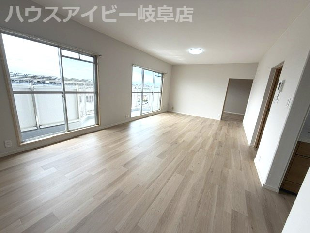 コーポ田神E棟！最上階5階部分！エレベーター付き！フルリフォーム済み！田神駅まで徒歩6分！の居間・リビング|コーポ田神E棟！最上階5階部分！エレベーター付き！フルリフォーム済み！田神駅まで徒歩6分！