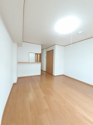 トレスアールヴォレ　Ａの内装|明るい室内です