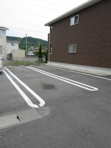 クラール名東イースト　Ｃの駐車場|駐車場があるので、車を買う予定の方も安心です