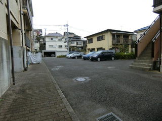 楠ホームズB棟の駐車場