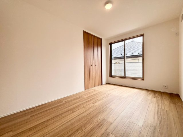 世田谷区尾山台1丁目　中古戸建の洋室|自分だけのプライベート空間。明るく温もりを感じることができる居室です。

現地ご見学希望・資料請求などお気軽にお問い合わせ下さい！
03-5990-5201