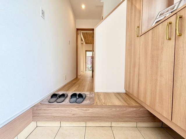 世田谷区尾山台1丁目　中古戸建の玄関|玄関横にはシューズボックスがついているため、片付いた玄関がキープできます！

現地ご見学希望・資料請求などお気軽にお問い合わせ下さい！
03-5990-5201