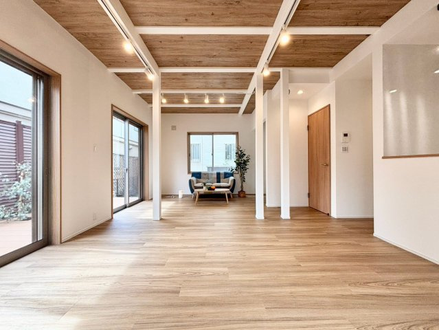 世田谷区尾山台1丁目　中古戸建の居間・リビング|窓を多く設けているので陽当たり・通風良好です！

現地ご見学希望・資料請求などお気軽にお問い合わせ下さい！
03-5990-5201