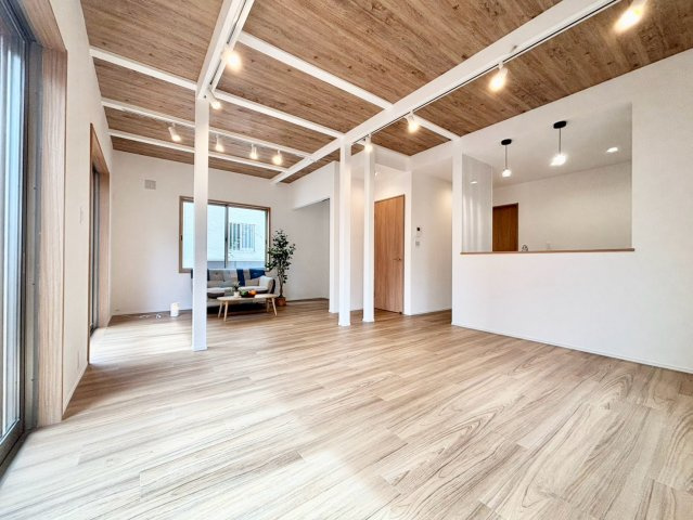 世田谷区尾山台1丁目　中古戸建の居間・リビング|ちょっとした収納スペースは思いのほか頼りになる存在です。使い方はアイデア次第！

現地ご見学希望・資料請求などお気軽にお問い合わせ下さい！
03-5990-5201