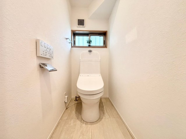 世田谷区尾山台1丁目　中古戸建のトイレ|ウォシュレット付きのトイレはいつも快適！

現地ご見学希望・資料請求などお気軽にお問い合わせ下さい！
03-5990-5201