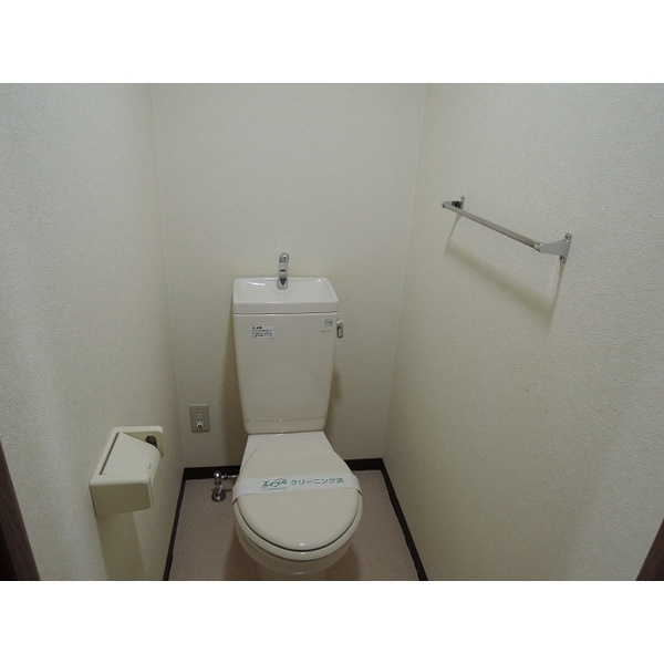 ファミール新柏のトイレ|落ち着いた色調のトイレです