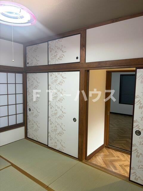 眞崎貸家の洋室