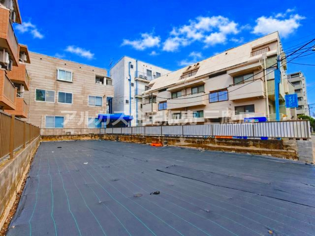 三鷹市下連雀7丁目 中央線 三鷹駅 売地の外観|奥行きのある広々とした現地写真。周囲には建物が立ち並び、住環境のイメージが湧きやすいロケーションです。