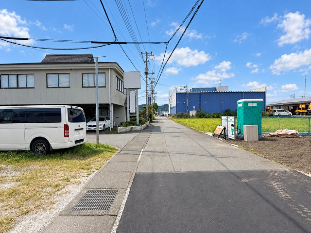 三島市梅名1期　全3棟　3号棟　新築戸建の前面道路含む現地写真