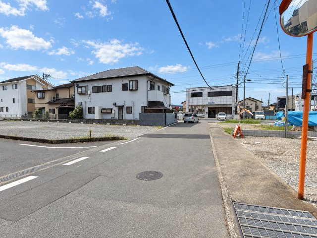 三島市梅名1期　全3棟　3号棟　新築戸建の前面道路含む現地写真