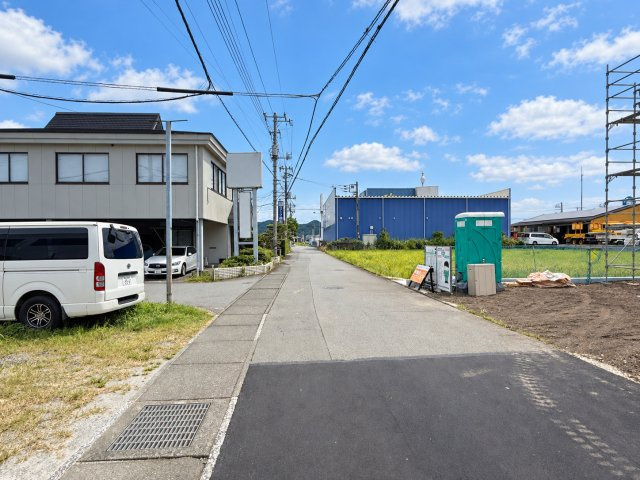 三島市梅名1期　全3棟　3号棟　新築戸建の前面道路含む現地写真