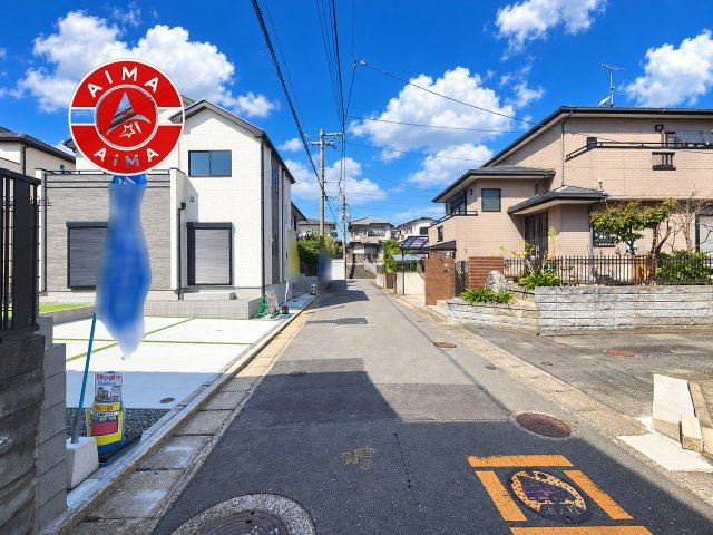 福岡市東区香椎6丁目第1-2棟（B号棟）の前面道路含む現地写真|前面道路は閑静な住宅地をはしる車通りの少ない道路。お車の出し入れが苦手なママや小さなお子様にも安心ですね。しっかり舗装もされているので、ベビーカーや自転車で通っても快適に通行できます。
