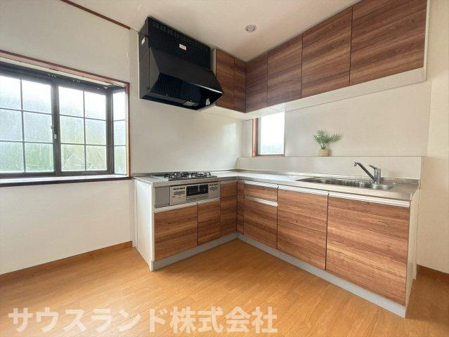 八王子市散田町3丁目のキッチン|木の温もりを感じる木目調のシステムキッチンです！窓から明るい光が差し込み、換気もしやすく快適にお料理が楽しめます。収納も豊富で、大きなお鍋や食器類もすっきりと片付きいつでも綺麗に保てます☆