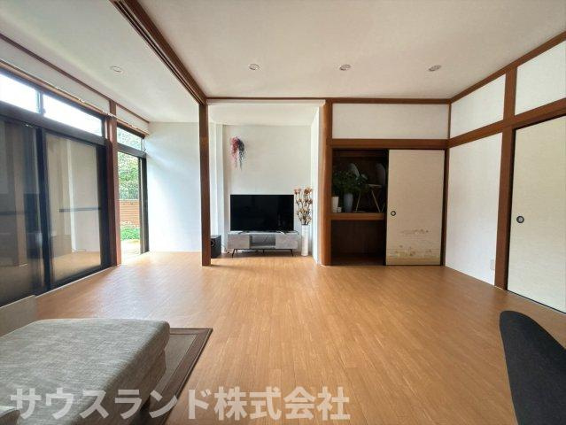 八王子市散田町3丁目の居間・リビング|柱や鴨居など、和風建築ならではの意匠が美しいリビング空間です！南側の大きな窓からたっぷりと自然光が入り、お部屋全体が明るく開放的。ご家族みんなでゆったりとくつろげる、憩いの場所になります♪