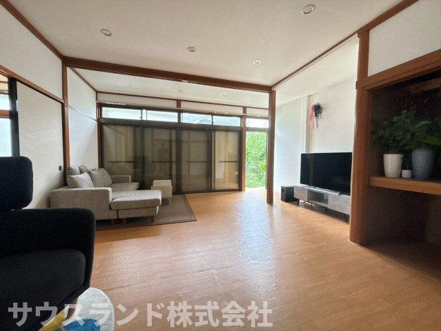 八王子市散田町3丁目の居間・リビング|広々としたフローリングのリビングダイニングです！隣り合うお部屋のふすまを開ければ、さらに開放的な大空間として活用できます。大きめの家具も配置しやすく、ご家族の成長に合わせた使い方が可能です♪