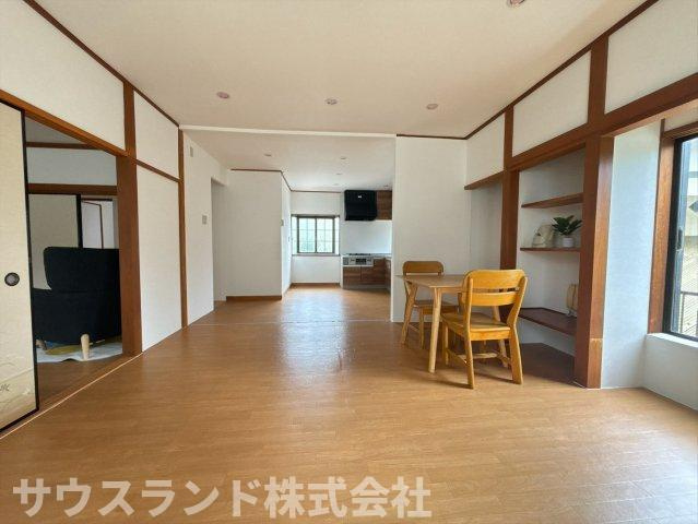 八王子市散田町3丁目の居間・リビング|ダイニング側からリビングを見渡せる視点です！風通しが良く、爽やかな空気がお部屋全体を包み込みます。ご親戚やお友達を招いてお食事を楽しむのにもぴったりな広さがあり、毎日の生活がより充実します☆