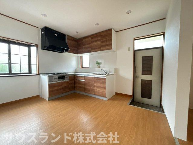 八王子市散田町3丁目のキッチン|勝手口を備えた明るく使い勝手の良いダイニングキッチンです！ゴミ出しやお買い物帰りの荷物の運び入れもスムーズに行えて家事の負担を軽減。ご家族で食卓を囲み、今日一日の出来事を楽しく話せる空間です♪