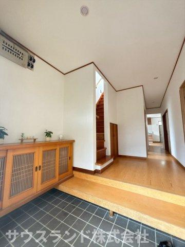 八王子市散田町3丁目の玄関|広々とした土間と立派な上がり框がある、趣深い玄関スペースです！大容量のシューズボックスを備えており、ご家族全員の靴もすっきりと収納可能。急な来客時でも焦らず気持ちよくお客様をお出迎えできます☆