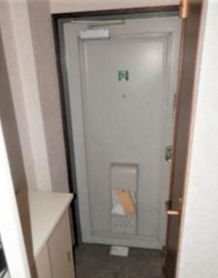 新栄ハイツの玄関