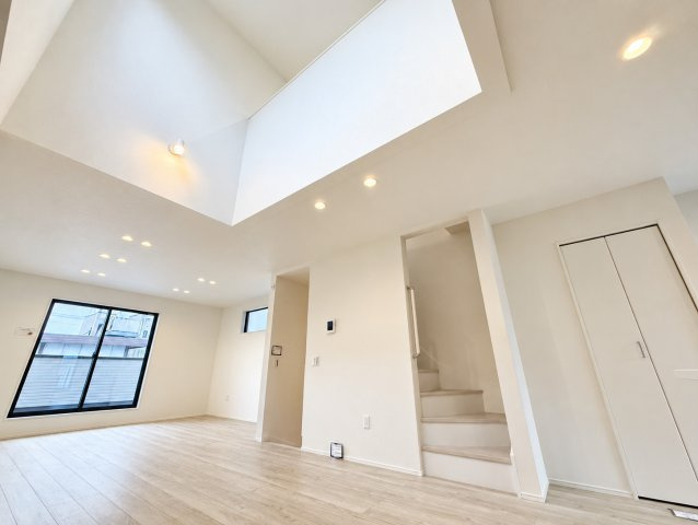 江戸川区鹿骨2丁目新築戸建て【全1棟】の居間・リビング|【吹き抜け天井】空間に広がりを生み、上質な住まいを演出する吹き抜け設計。