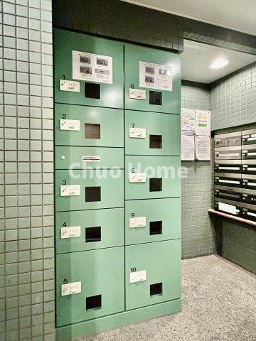 日暮里第2ダイヤモンドマンションの設備|【宅配ボックス】在宅時・不在時に関わらず、居住者の代わりに非対面で宅配物を受け取ってくれる便利な設備です。わかりやすくご説明致しますので見学時にはお部屋だけではなく共用部分もぜひチェックしてください。
