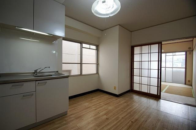 福岡市南区長丘３丁目の賃貸マンションの居間・リビング|物件の画像3
