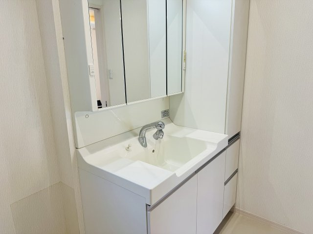 八王子市　鑓水　中古戸建ての独立洗面台|～３面鏡付きの独立洗面台　細々している物をスッキリ収納出来ます～